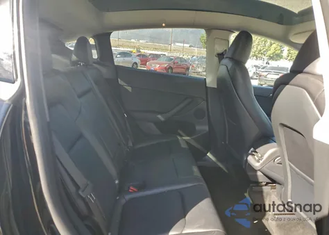 2025 Tesla Model Y from USA, damaged, VIN 7SAYGDED9SF270787